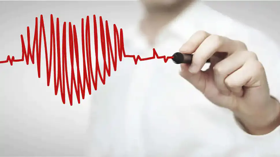 мъж показващ пулса на сърце с диаграма