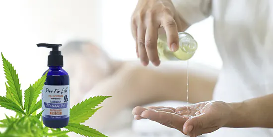 масажист масажира гърба на жена с масажно масло съдържащо екстракти от коноп и марихуана лекуващи болките