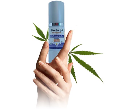 Серумът за лице PURE FOR LIFE™ 100mg CBD с висока концентрация на активни вещества, хванат в ръка на жена и канабисови растения около него за фон.